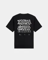 Remera negra de corte regular con estampa gráfica en la espalda que combina tipografía clásica y texturizada con la frase Cultura de Barrio.
