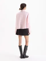 Camisa de poplín de algodón con corte holgado y largo hasta la cadera. Presenta cuello clásico con detalle de herraje metálico, cartera oculta con botones al tono y puños anchos con botones.