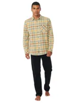 Camisa de franela a cuadros color beige, marrón, verde y amarillo, de manga larga con cuello abotonado y bolsillo en el pecho.