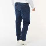 Pantalón de jean corte recto con diseño clásico de cinco bolsillos, cierre frontal con botón y cremallera.