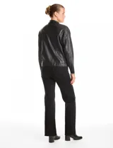 Campera estilo biker confeccionada en cuero sintético con paneles de neopreno en los laterales. Presenta cuello con solapas, cierre frontal cruzado, bolsillos inclinados y mangas largas con cierre metálico en los puños.