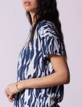 Remera de algodón estampada marca Cupio, de cuello redondo y manga corta.