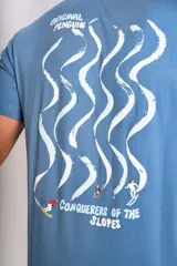 Remera de cuello redondo y manga corta en color azul, con un pequeño bordado de un pingüino esquiando en el pecho.
