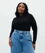 Blusa negra de manga larga con cuello alto, confeccionada en viscosa y elastano de ajuste ceñido.