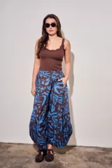 Babucha de algodón peinado con estampado abstracto en tonos marrón y azul, corte holgado y silueta abombada.