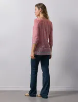 Blusa de modal estampada marca Ruby Rd, con apliques de brillos en el frente y mangas tres cuartos.