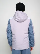 Campera deportiva Umbro con capucha, cierre frontal y bloques de color. El cuerpo principal es azul marino, los hombros son blancos y las mangas tienen paneles laterales en gris claro.