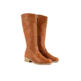 Bota de caña alta de cuero marrón, con taco bajo y suela clara, diseño de campo.