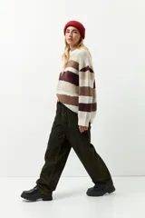 Jean celeste de tiro bajo, corte baggy y estilo urbano.