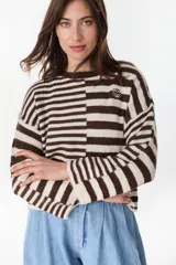 Sweater de punto a rayas horizontales en color chocolate y crudo, con cuello redondo y diseño holgado.