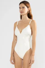 Traje de baño enterizo color marfil con textura de serpiente y escote en V. Presenta breteles finos con apliques florales dorados.