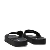 Sandalias tipo slide color negro, con tira ancha que incluye el logo en relieve y suela texturizada con amortiguación.
