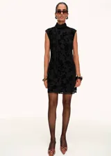 Vestido corto de cuello redondo con detalle de fular integrado, sin mangas y diseño recto. Confeccionado en tejido jacquard con motivo floral y forro interior.