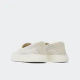 Alpargatas Toms color beige con rayas horizontales celestes y blancas. Capellada de tejido flameado de dos tonos, suela de goma, plantilla extraíble OrthoLite® Eco LT-Hybrid™ y gore en V oculto para facilitar el calce.