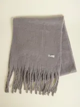 Bufanda larga color verde esmeralda, de tejido suave y textura peluda.