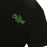Remera de manga corta color negro con estampa pequeña en el pecho que dice The Creature From The Haunted Sea en color verde.