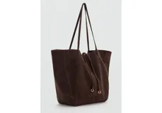 Bolso tipo shopper de piel de serraje, con dos asas de hombro, cierre de botón magnético y cierre de lazo. Cuenta con un bolsillo interior con cremallera y forro de algodón.