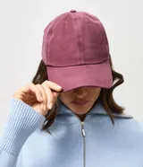 Gorra de sarga con ala curva y cierre posterior ajustable tipo strapback.