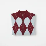Campera de punto con cierre frontal, diseño de rombos en colores marrón y fucsia en el frente y mangas lisas de color marrón.
