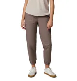 Pantalón jogger color marrón, de corte cónico con puños elásticos en los tobillos, cintura elástica y bolsillos frontales tipo parche.