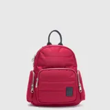 Mochila Bubba de diseño acolchado en color rojo, con múltiples bolsillos frontales y laterales con cierre metálico. Presenta detalles en cuero vegano negro, incluyendo el asa superior y una etiqueta con el logo de la marca.