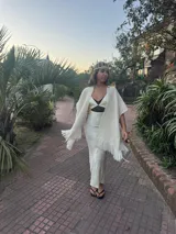 Casquete tejido a mano en hilo color beige, con diseño tipo mesh.