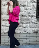 Calza larga negra de tiro alto, corte recto y ajuste al cuerpo. Confeccionada en algodón y lycra opaca, presenta una faja doble tela sin elástico superior para mayor sujeción y comodidad.