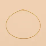 Gargantilla de diseño trenzado fino, elaborada en oro 9k, con acabado brillante y cierre seguro.