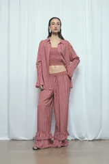 Top bandeau con diseño strapless, confeccionado en viscosa con patrón de rayas verticales en tonos marrones y rosados, y cuerpo fruncido elastizado.