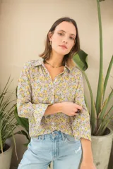 Aros dorados tipo argolla con diseño enredado.