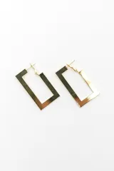 Aros caravanas colgantes de diseño geométrico rectangular y acabado dorado brillante.