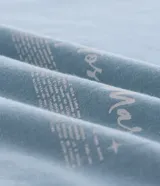 Remera de algodón de corte comfort, con cuello redondo, manga corta y estampa deportiva localizada en el pecho con la frase 'Contos do Mar'.