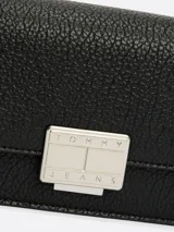 Cartera mensajera negra con acabado granulado y correa ajustable. Cierre con pinza y logo plateado de la marca en el frente.