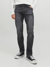 Jean de corte slim con tiro bajo, confeccionado en denim de color negro con efecto lavado. Presenta diseño clásico de cinco bolsillos y cierre frontal con botón.