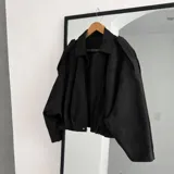 Campera tipo bomber de gamuza con diseño estilo globo, corte holgado y cierre frontal.