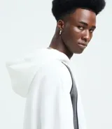 Saco con capucha y cierre frontal de cremallera, confeccionado en tejido de algodón y poliéster. Presenta un diseño bicolor con cuerpo blanco y paneles laterales en gris oscuro, mangas largas y bolsillos delanteros.