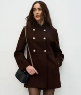 Campera de paño color marrón, con diseño estructurado de doble abotonadura con seis botones metálicos dorados. Presenta cuello alto, mangas largas y corte recto.