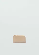 Porta documentos de efecto piel en color beige, con diseño rectangular, cierre de cremallera y anilla metálica.