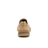 Zapatillas slip-on Caterpillar modelo Flexion, de color tostado con suela de goma marrón y elásticos laterales para un calce cómodo.