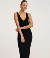 Vestido midi de punto texturizado, corte ajustado al cuerpo, con escote en V y breteles medianos.