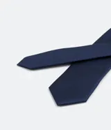 Corbata masculina modelo slim, confeccionada en tejido de satén liso de acabado satinado.