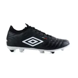 Championes de fútbol Umbro modelo Legend, color negro con logo blanco en el lateral y suela blanca con tapones. Presenta un detalle de bandera italiana pequeña en el costado.