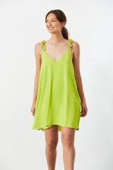 Vestido corto color verde lima, de corte suelto, con escote en V y tirantes finos con volados.