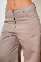 Pantalon de corte wide leg en color bordó, con cintura alta, cierre frontal con botón y bolsillos laterales.