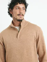 Sweater de punto color tostado, con cuello alto y cierre frontal parcial con botones. Diseño de manga larga con puños y ruedo acanalados.