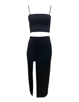 Falda midi negra con tajo lateral alto y detalle de frunce en la cintura.