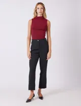 Pantalón de vestir de corte recto y tiro medio-alto, confeccionado en tela sastrera. Presenta cierre frontal con botón, presillas para cinturón y detalles de botones decorativos en carey en la cintura. Incluye bolsillos laterales funcionales y pinzas traseras para un ajuste estilizado.