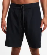 Bermuda de hombre estilo surf, color beige, con cintura fija, cordón contrastante y bolsillo trasero con tirador.