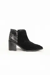 Botín elegante negro confeccionado en cuero tipo gamuza, con tacón medio grueso y talón con textura en relieve tipo reptil.
