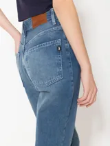 Jeans semi-oxford de tiro medio-alto en denim sin lycra, color azul medio con tono verdoso.